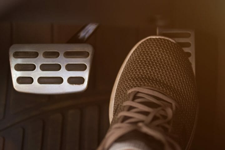 la voiture tremble quand on lève le pied de l'accélérateur - que faire ?