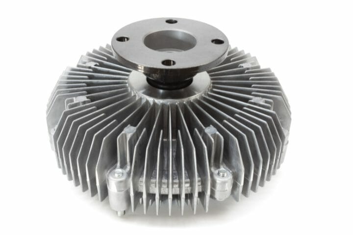 Un embrayage de ventilateur défectueux peut-il causer des problèmes de transmission ?