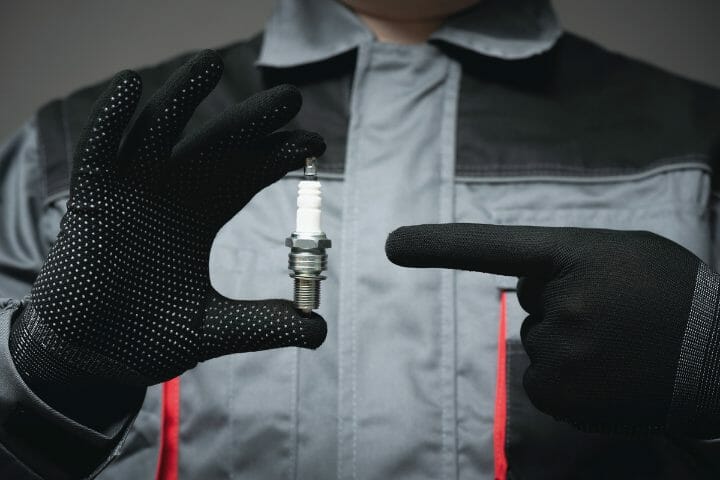 La voiture fonctionne plus mal après avoir changé les bougies d'allumage - que faire ?