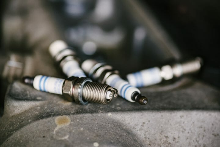 La voiture fonctionne plus mal après avoir changé les bougies d'allumage - que faire ?