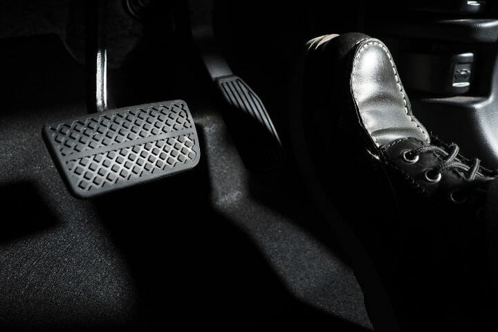 la voiture tremble lorsqu'on lève le pied de l'accélérateur - que faire ?