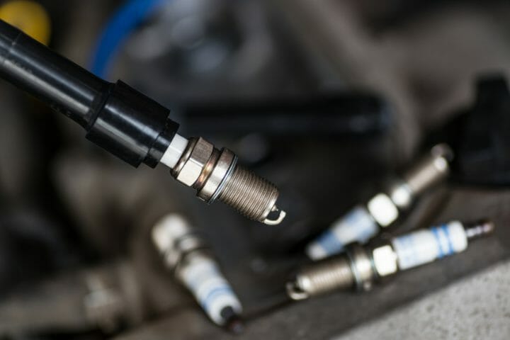 La voiture fonctionne plus mal après avoir changé les bougies d'allumage - que faire ?