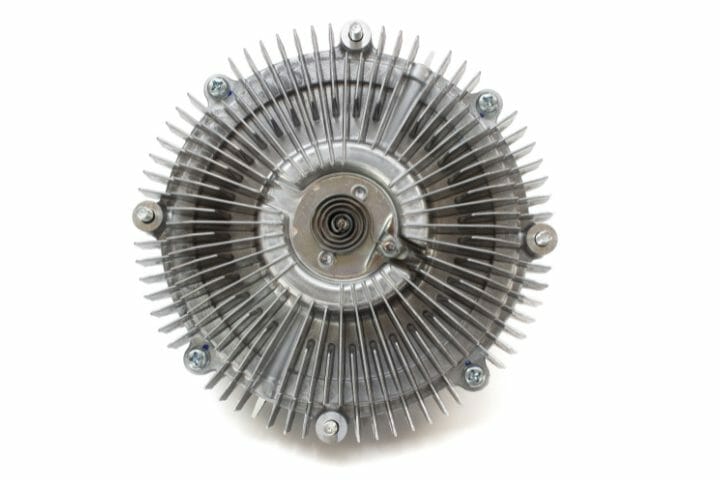 Un embrayage de ventilateur défectueux peut-il causer des problèmes de transmission ?