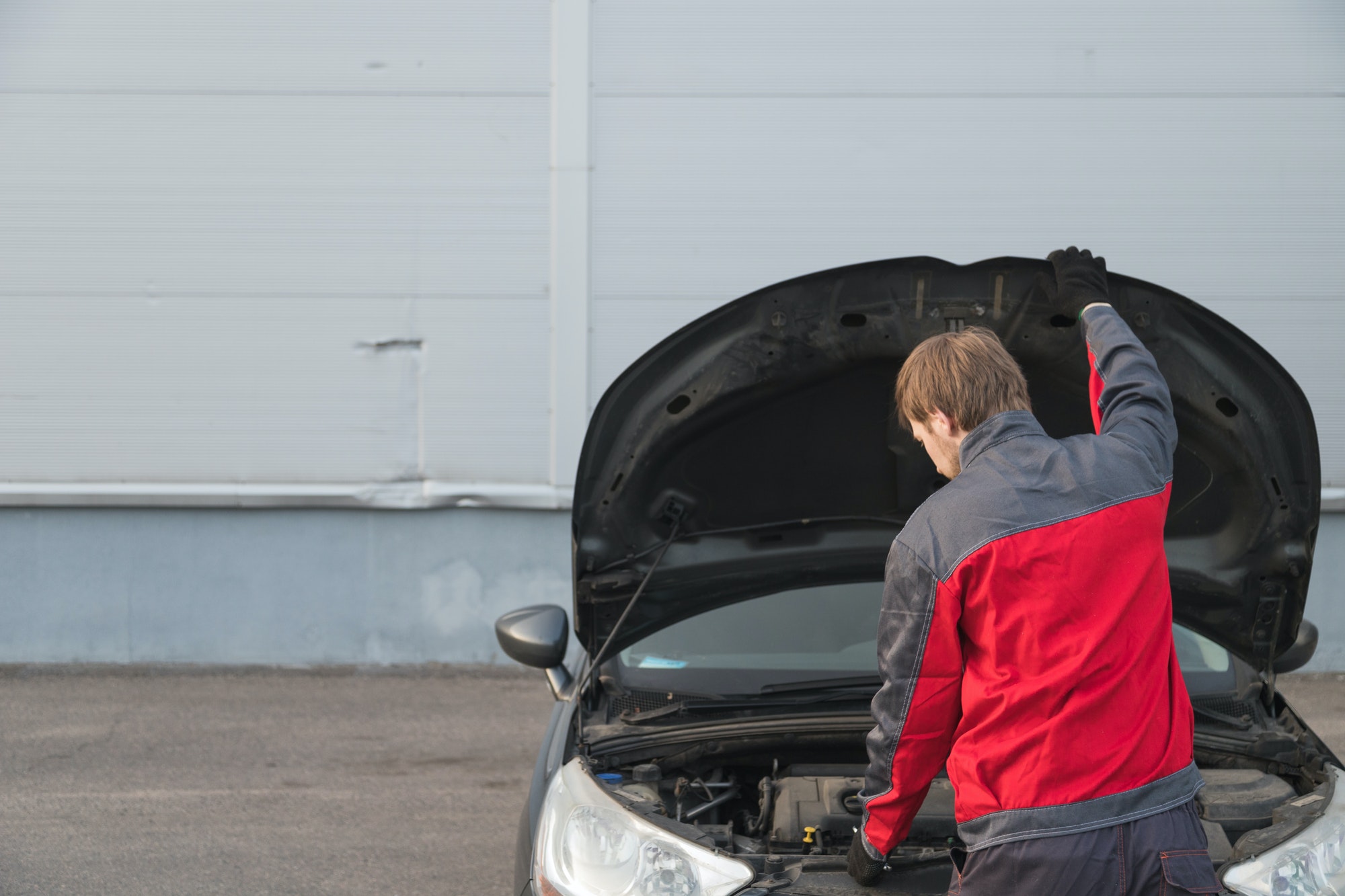 Le mécanicien a ouvert le capot pour inspecter l'état de la voiture.