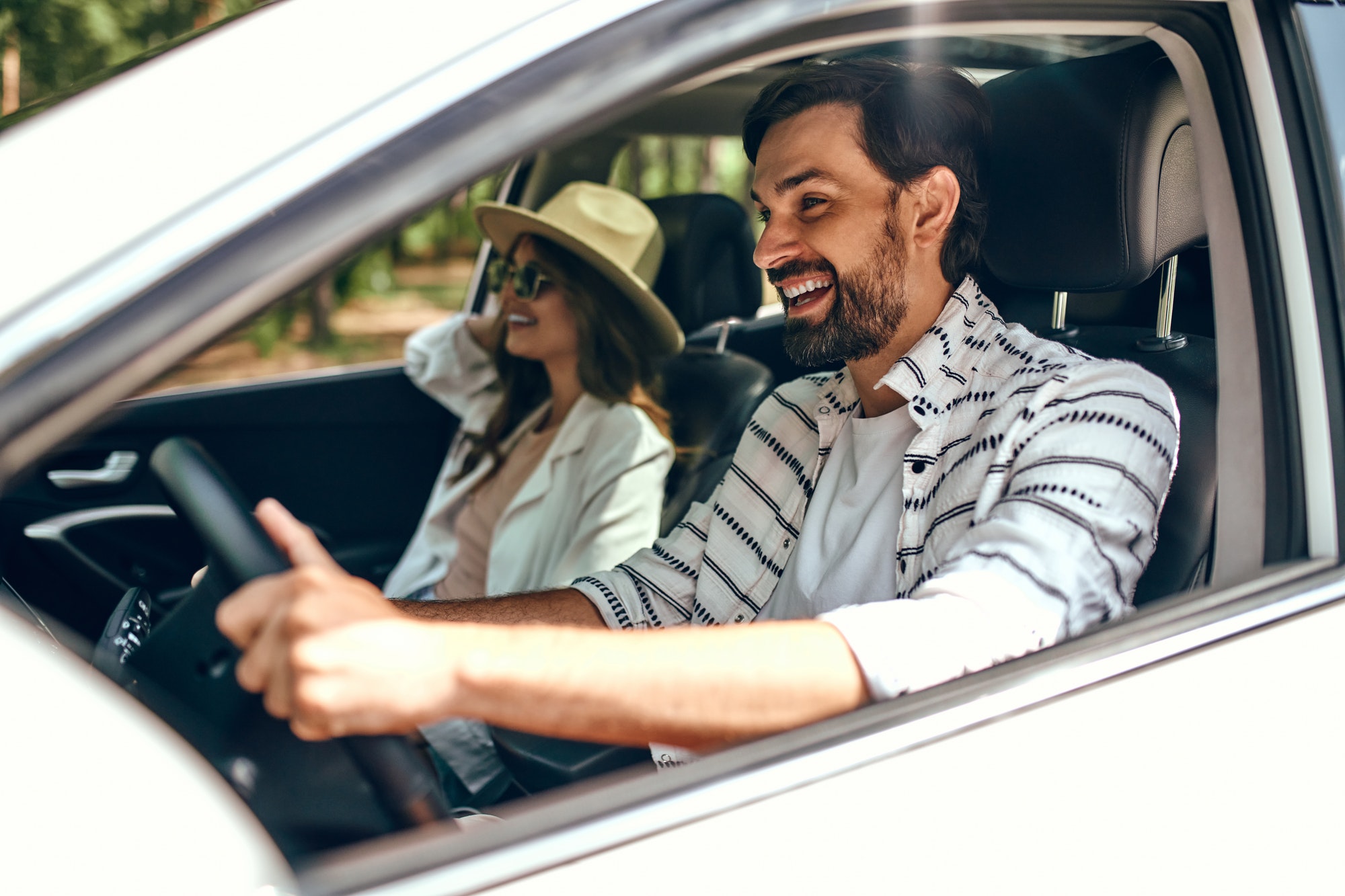 Jeune couple dans une nouvelle voiture.