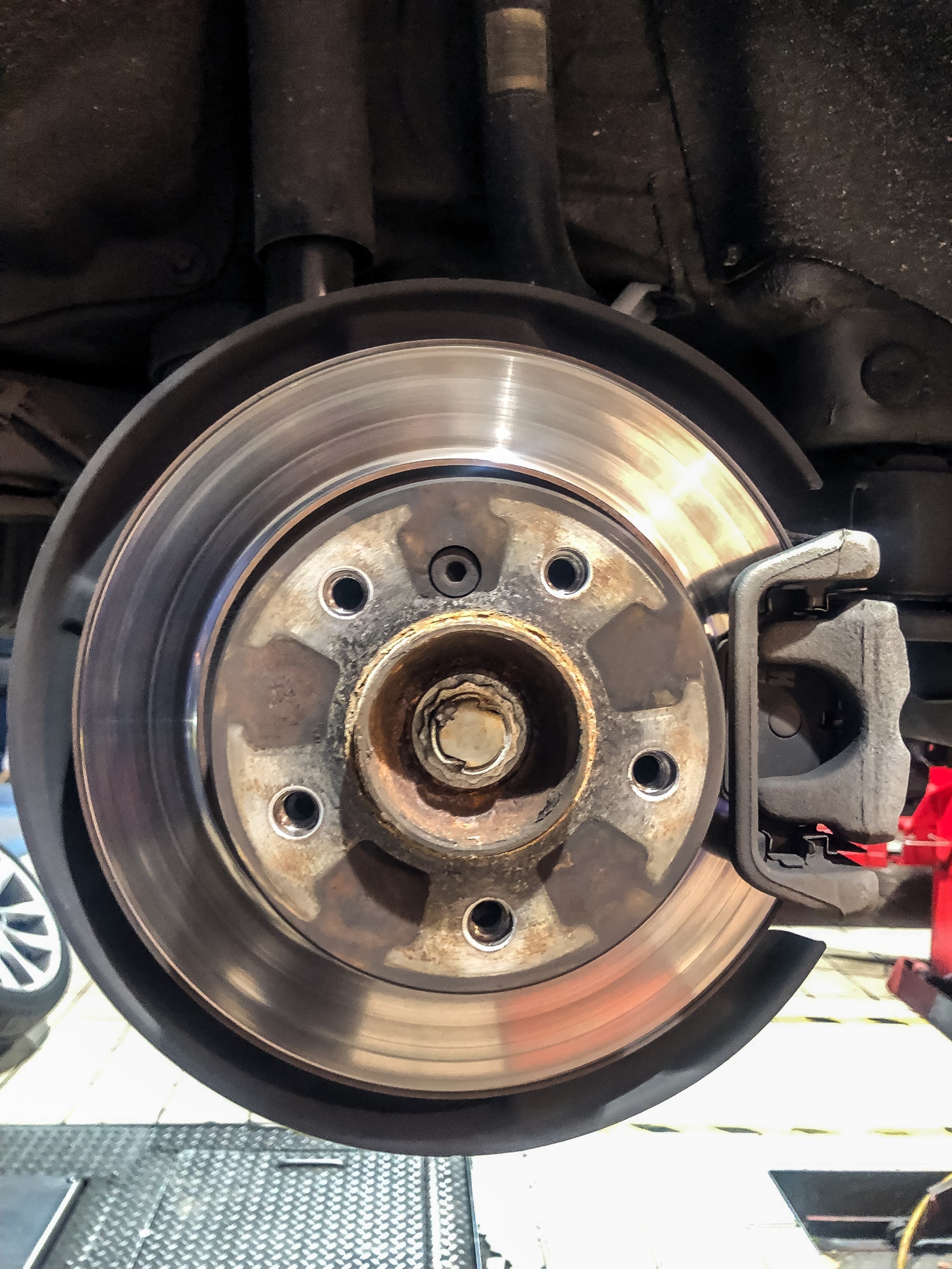 Frein à disque d'une voiture suspendue en inspection dans un atelier