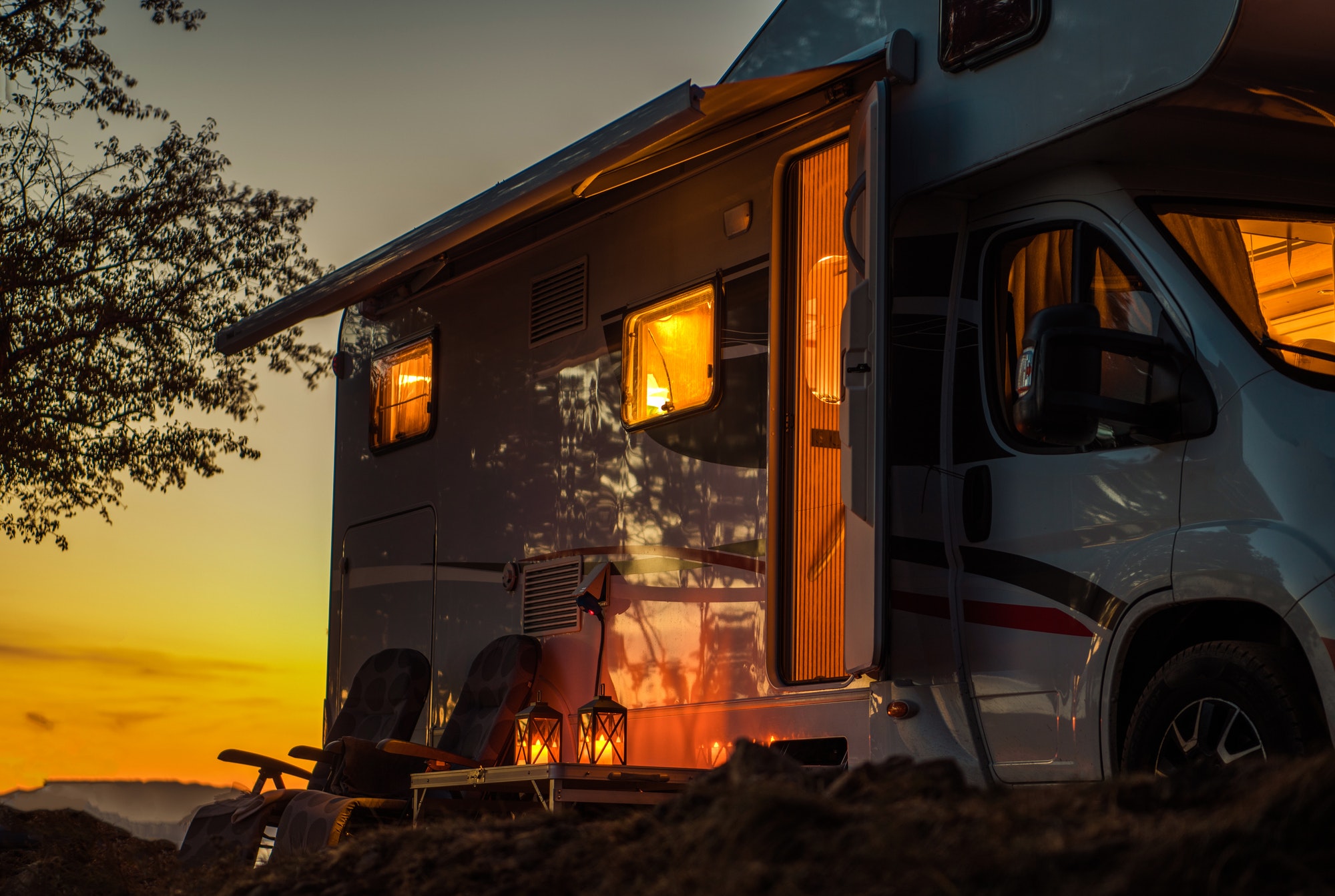 Endroit de camping pittoresque pour camping-car au coucher du soleil.