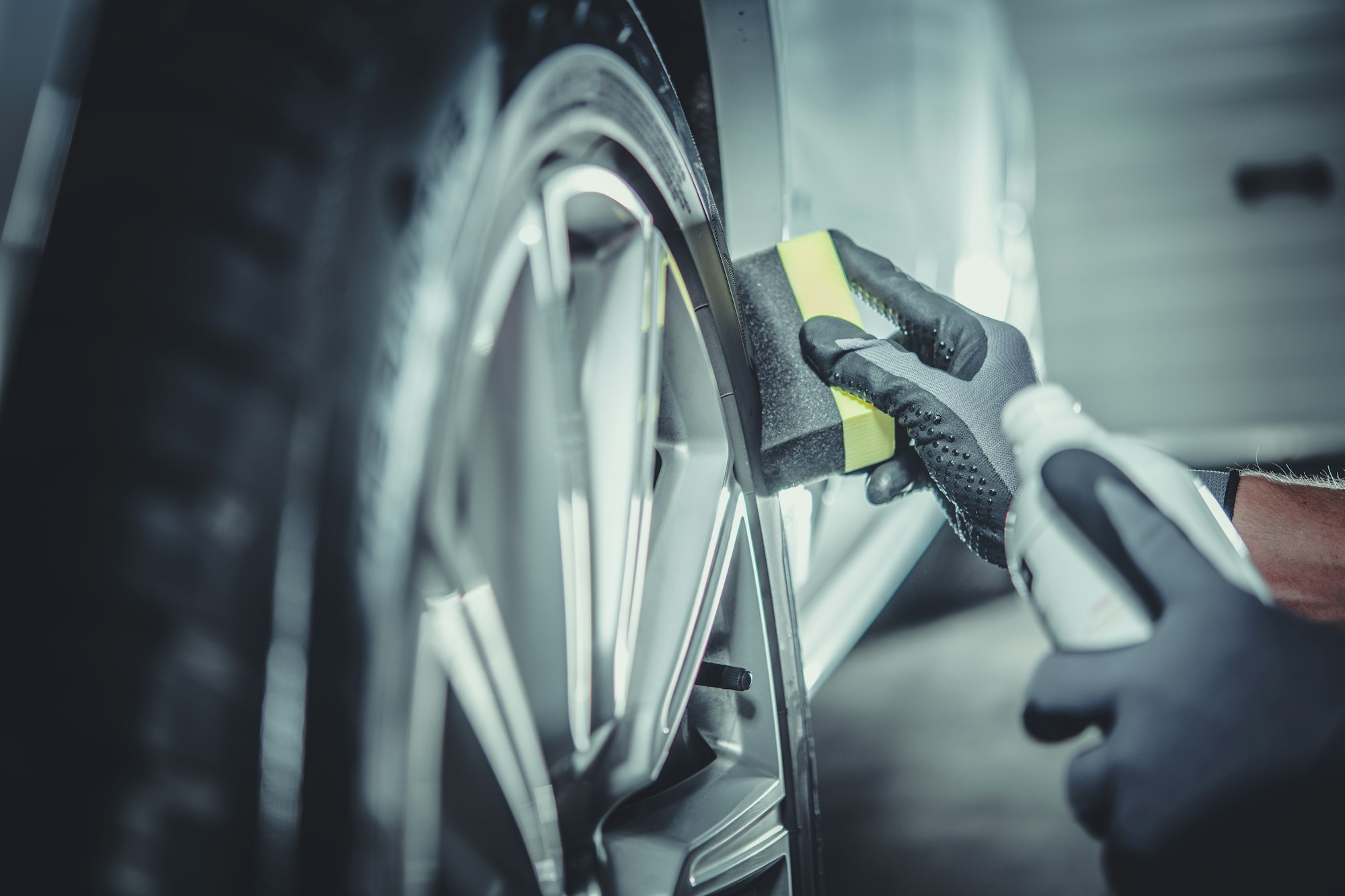 Nettoyage et protection des roues et des pneus de voiture par un nettoyant professionnel pour les détails des véhicules.