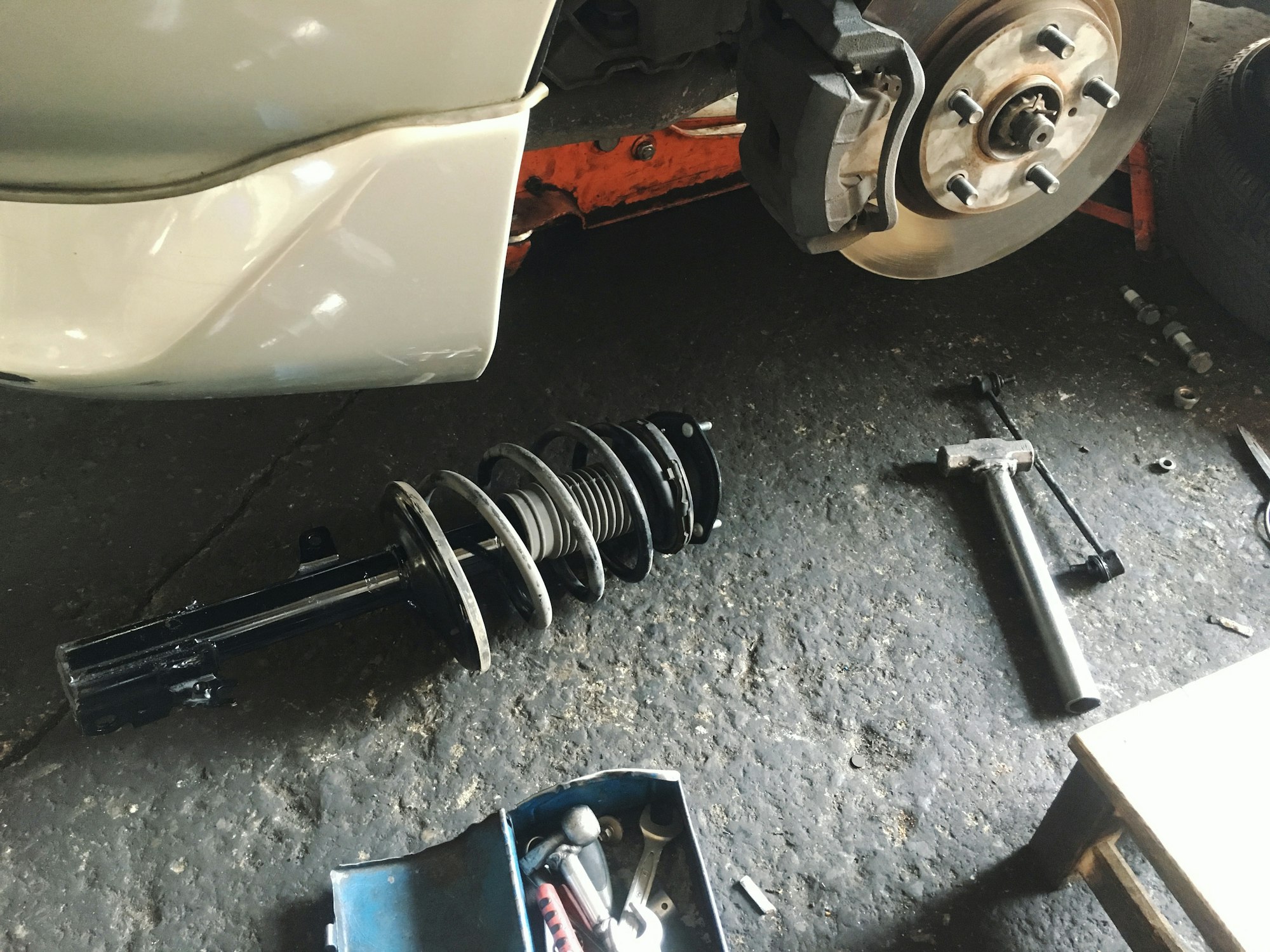 Réparation de suspensions, amortisseurs et ressorts hélicoïdaux de voiture au garage