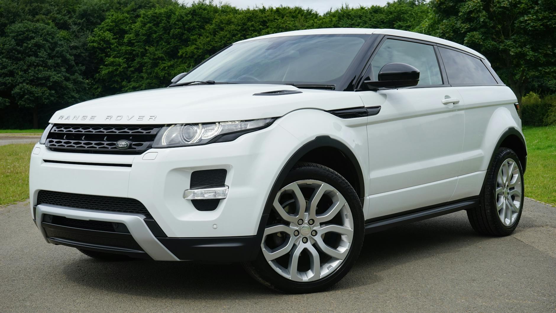 Land Rover Range Rover SUV blanc sur route