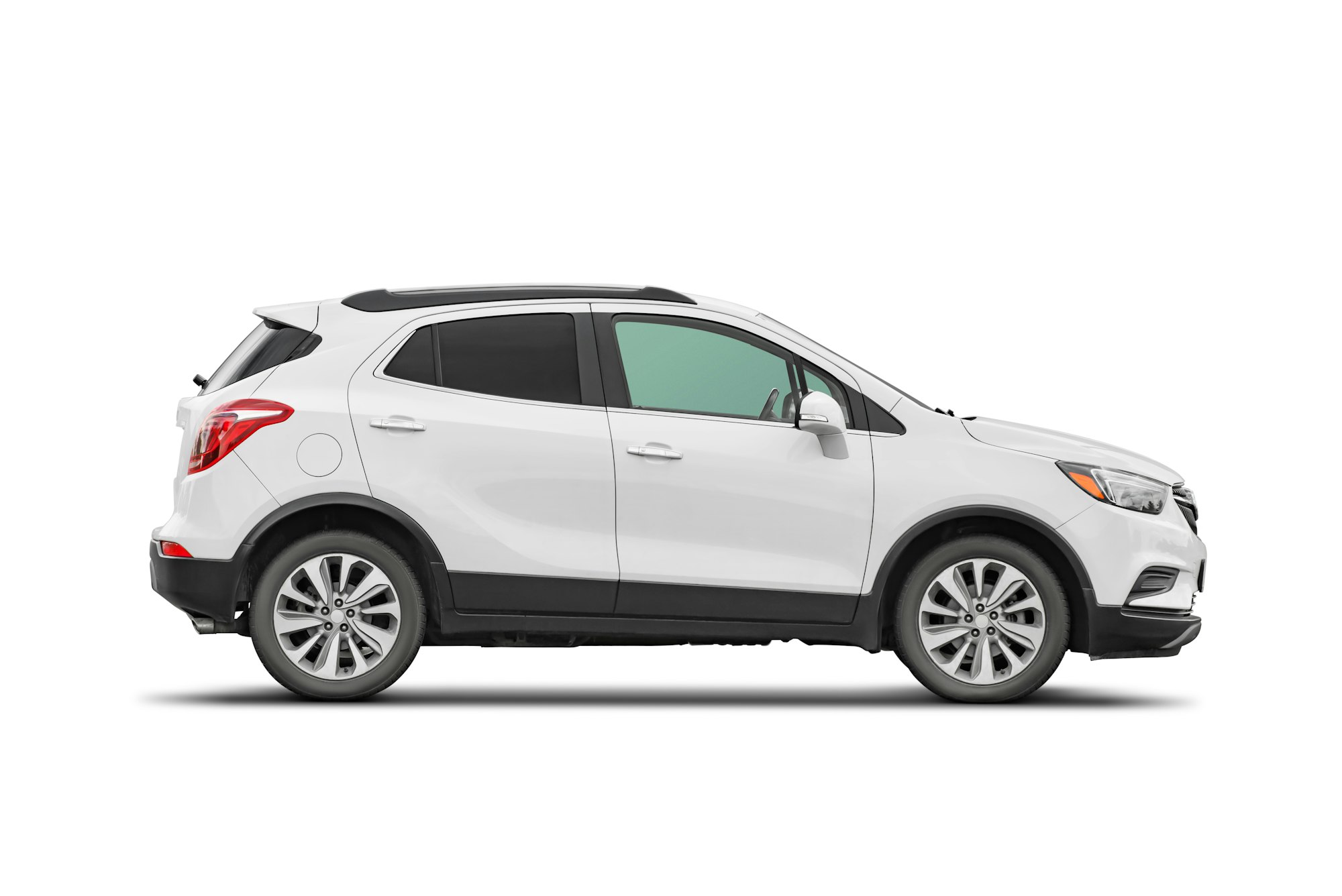 Voiture SUV blanche isolée sur fond blanc avec un tracé de détourage.