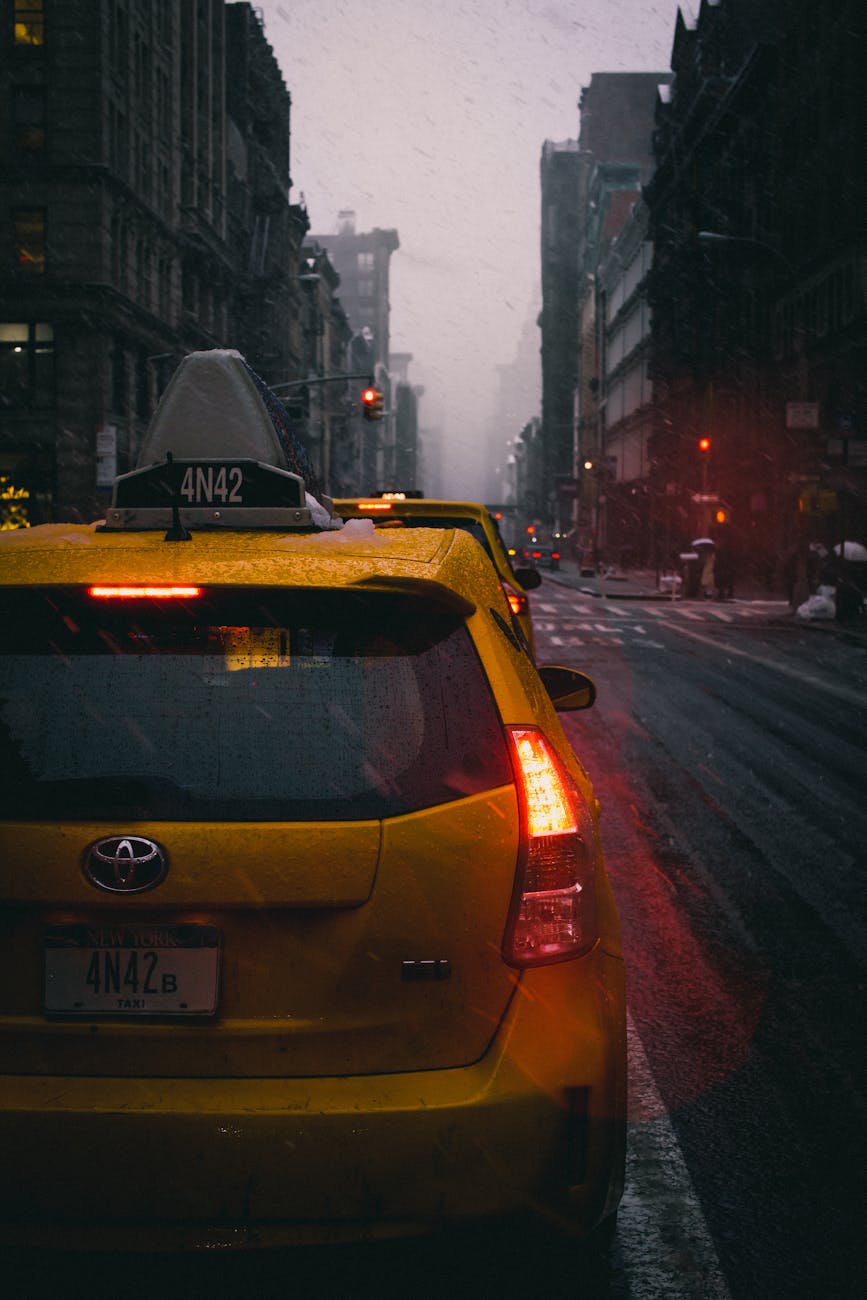 Photographie En Gros Plan D'une Toyota à Hayon Jaune Sur La Route