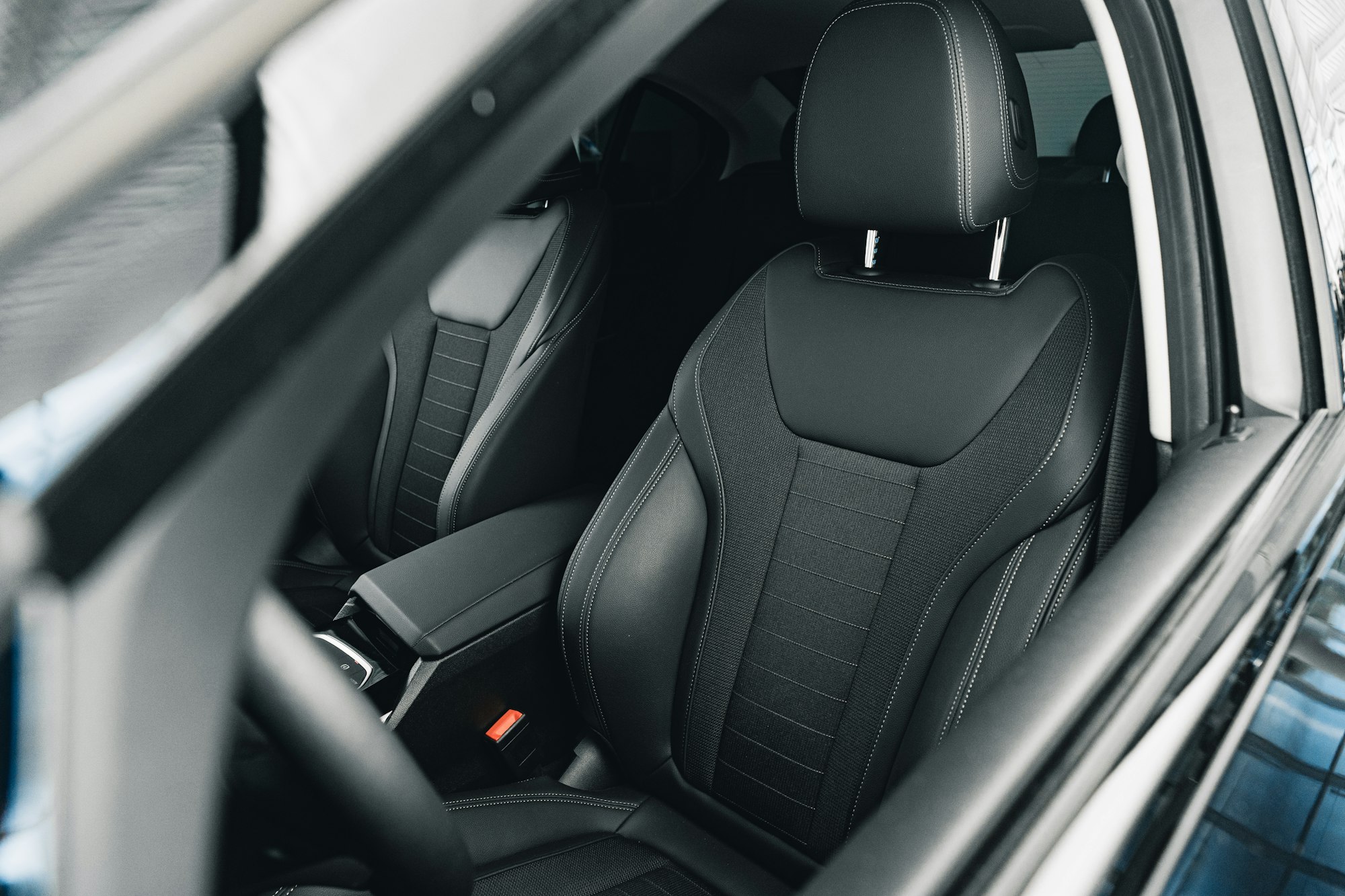 Intérieur d'une nouvelle voiture confortable de prestige photo en gros plan