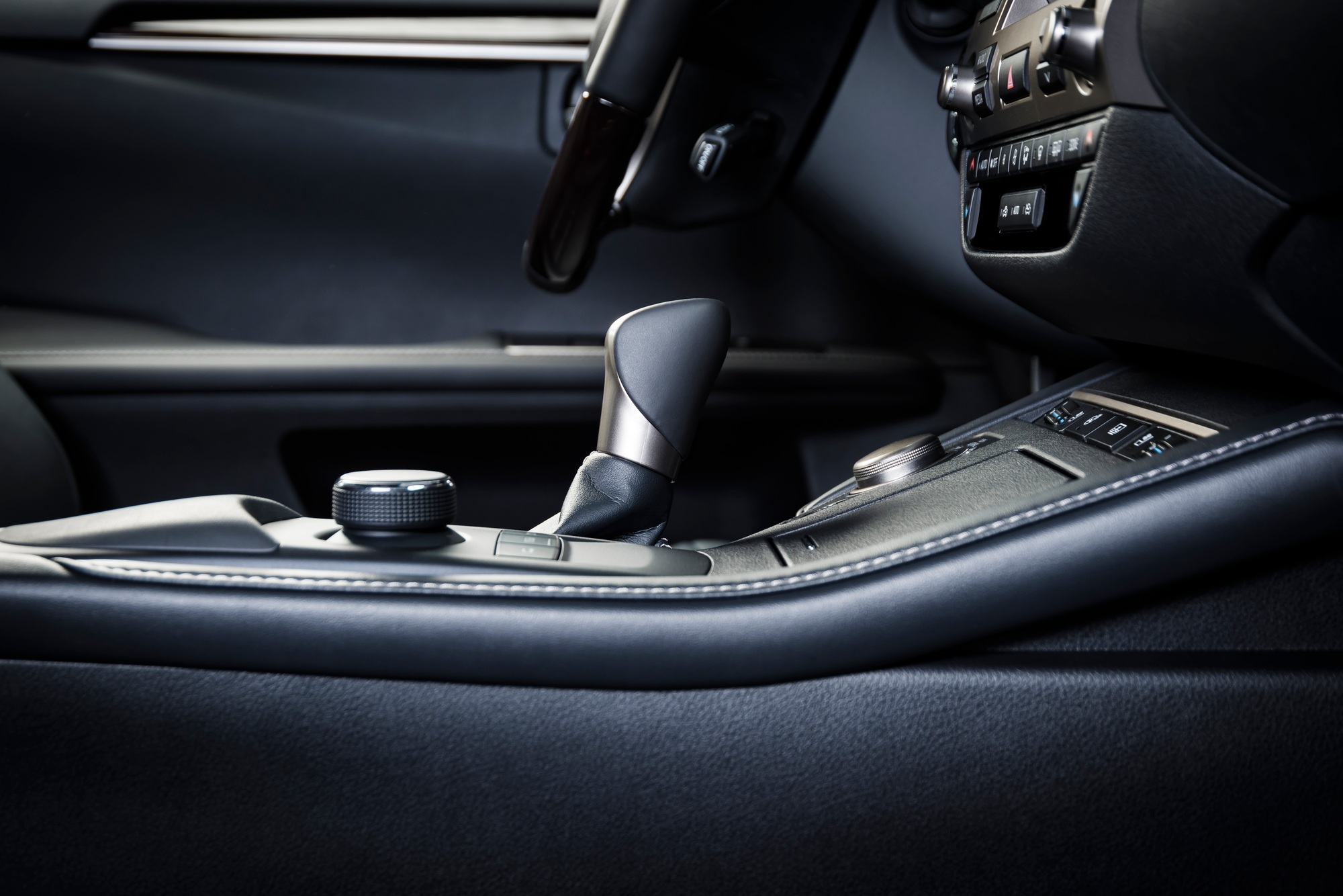 Boutons de contrôle des médias et de la navigation d'une voiture moderne.