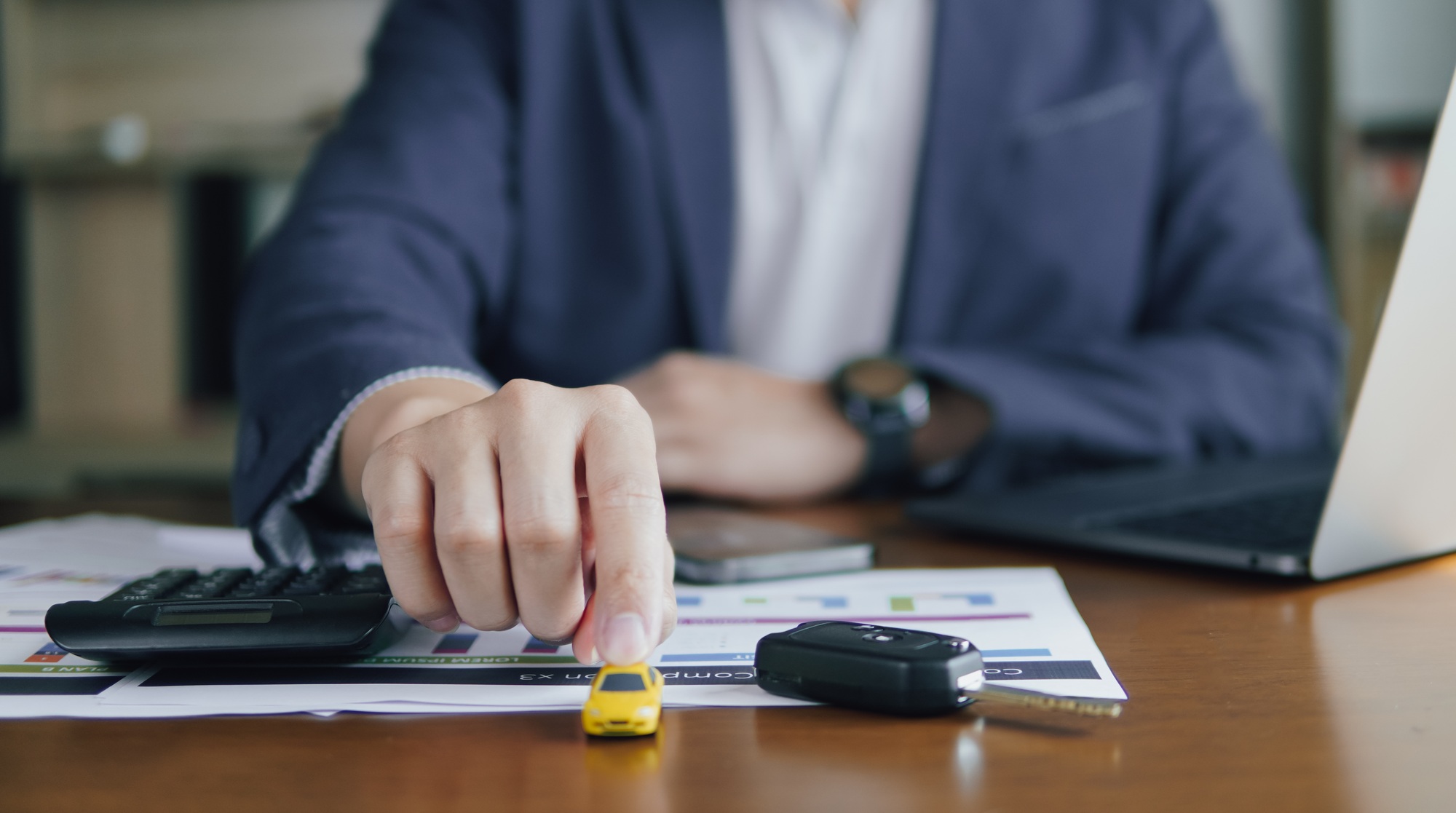 Concept de finance Business Car Leasing Vente Sales Business, Business People Holding Car Model.
