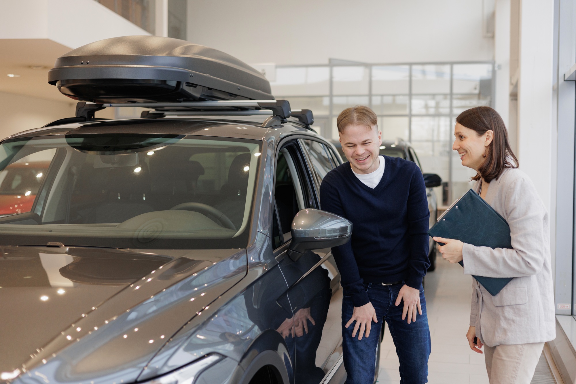 L'homme achète une voiture chez un concessionnaire automobile.