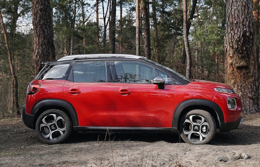 Une voiture rouge garée dans une zone forestière naturelle près de Kyiv, en Ukraine.