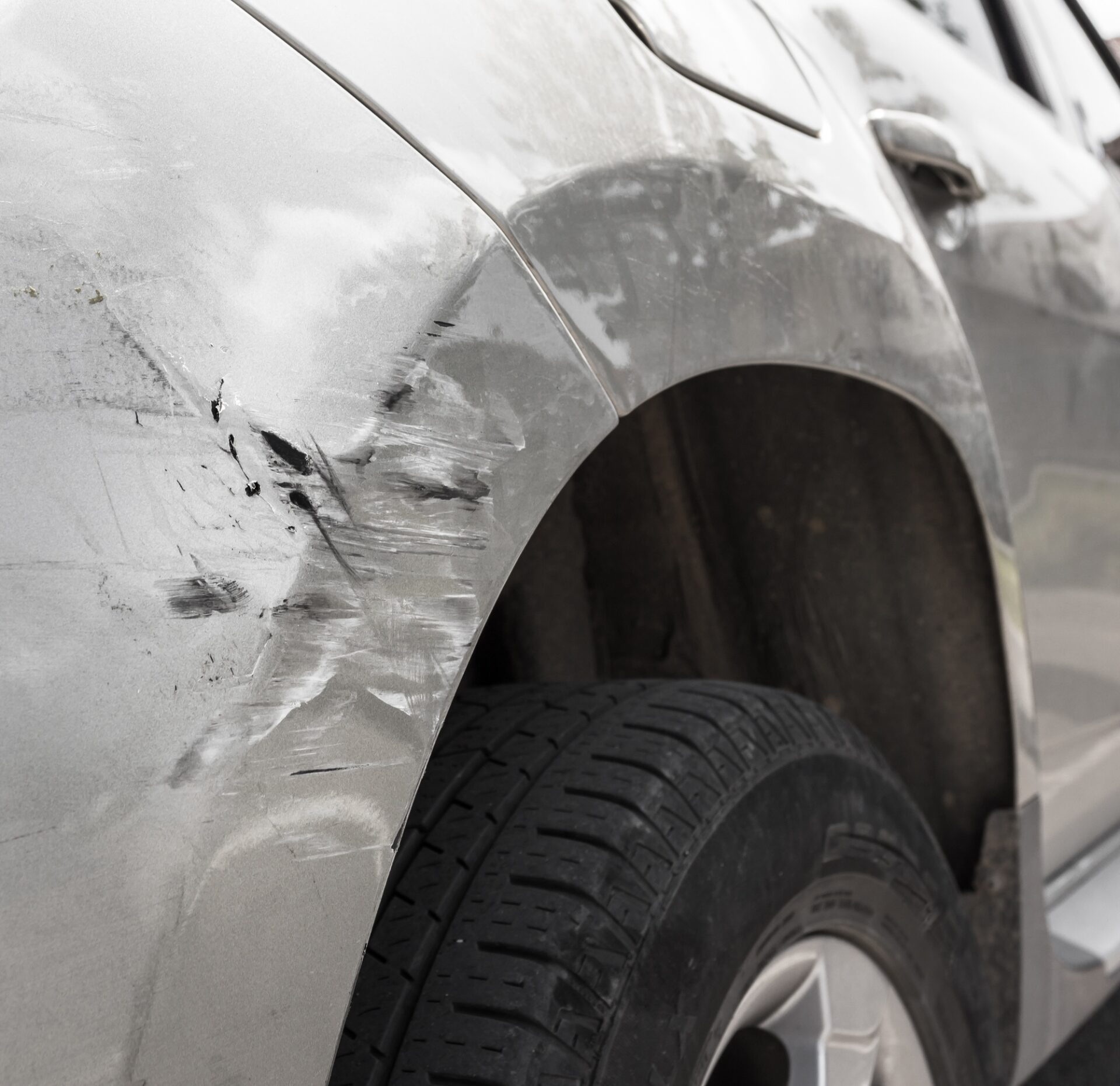 Dents sur la voiture causée par l'accident.