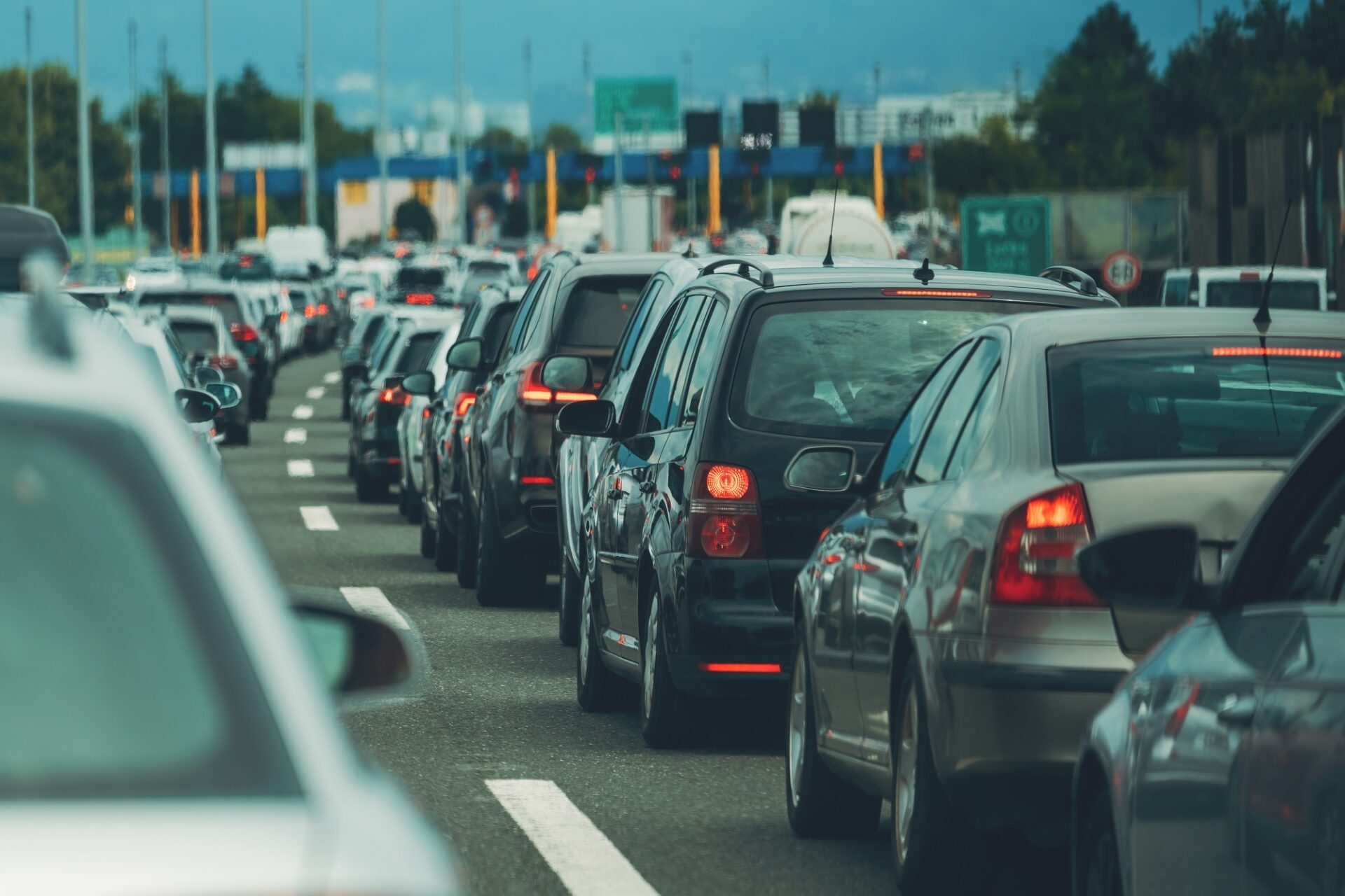 Grande file d'attente de véhicules sur le péage de rémunération de l'autoroute en été, focus sélectif