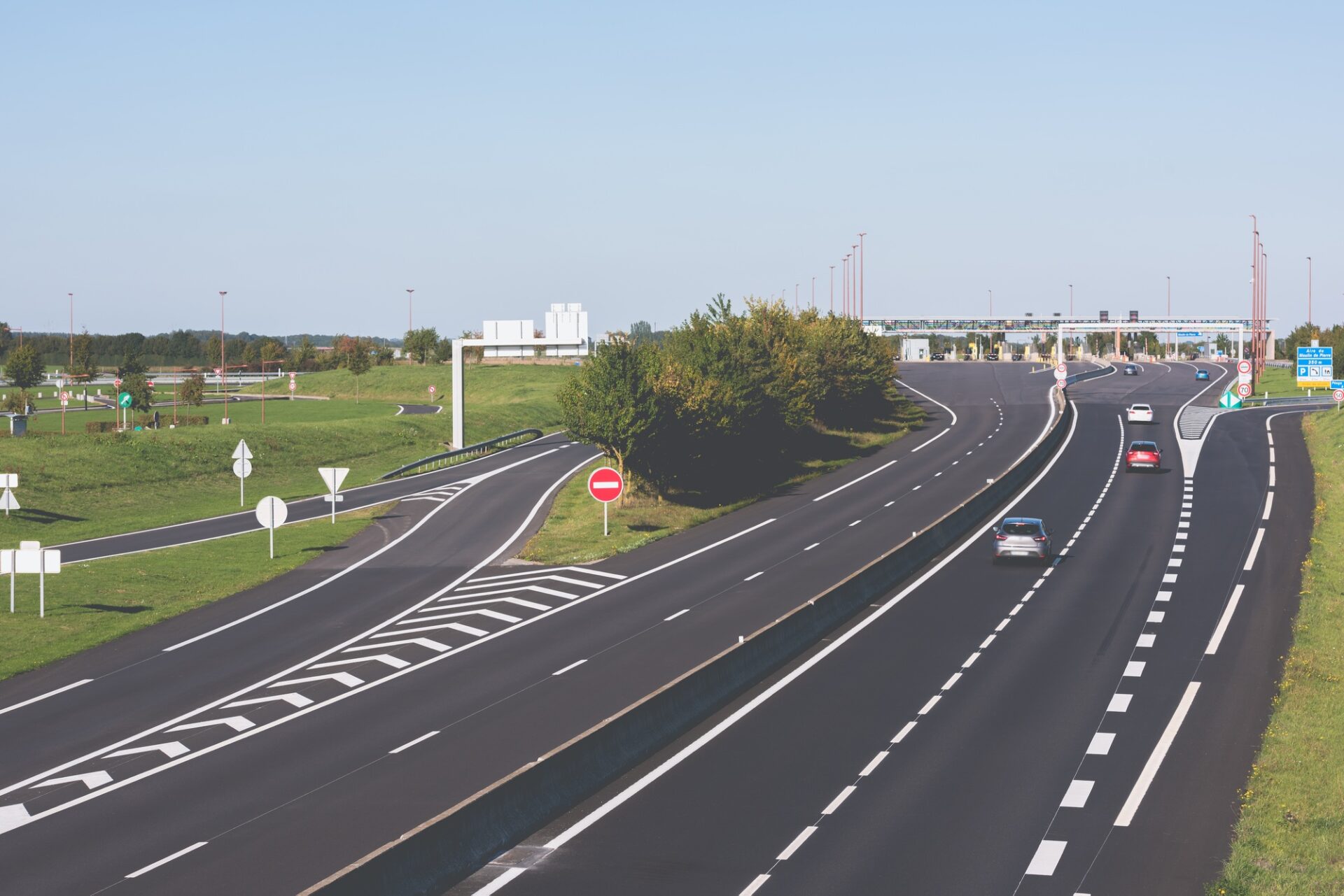 Miltiane Highway à travers la France avec un point de paiement à péage.