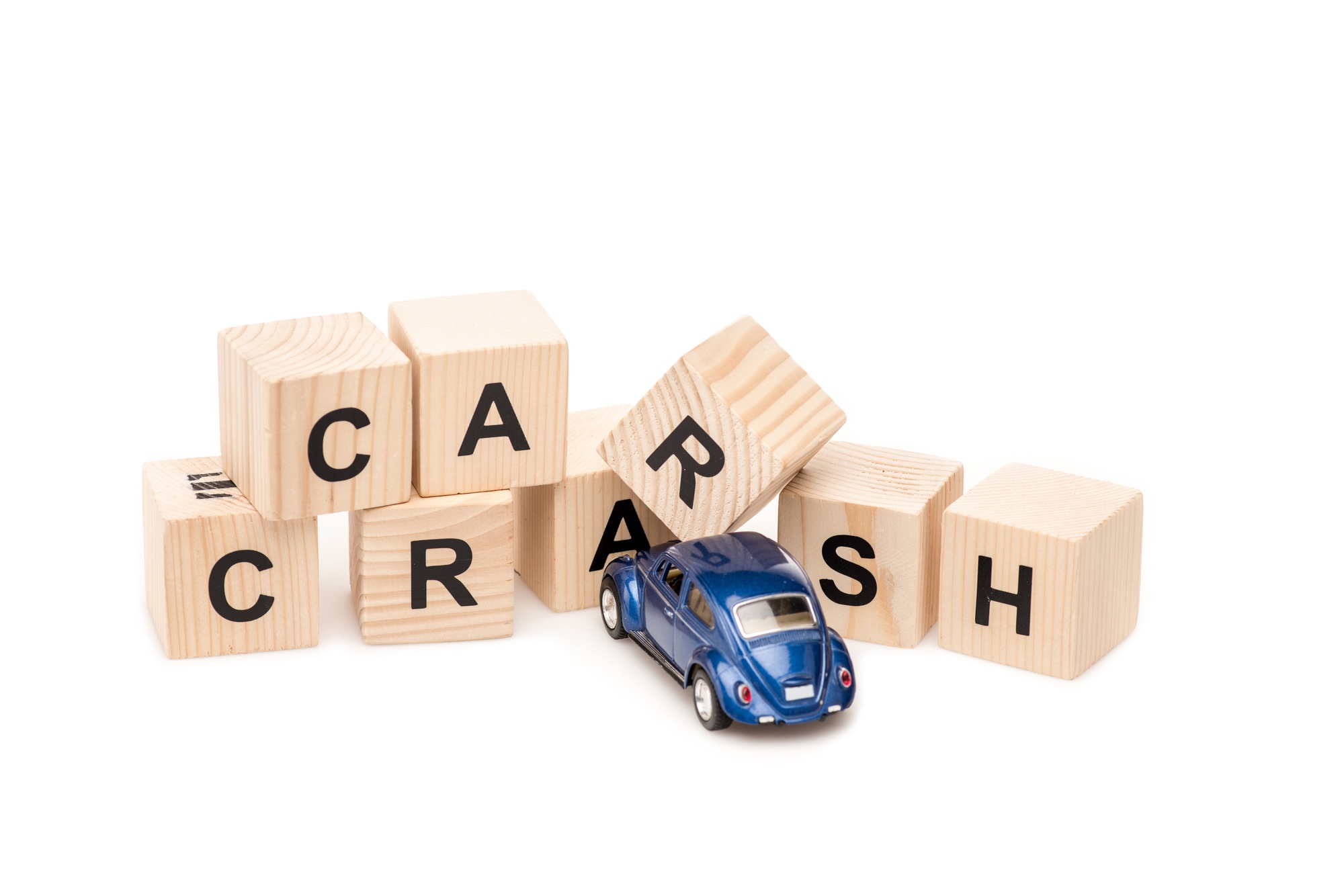 voiture jouet bleu et blocs en bois avec lettres sur blanc