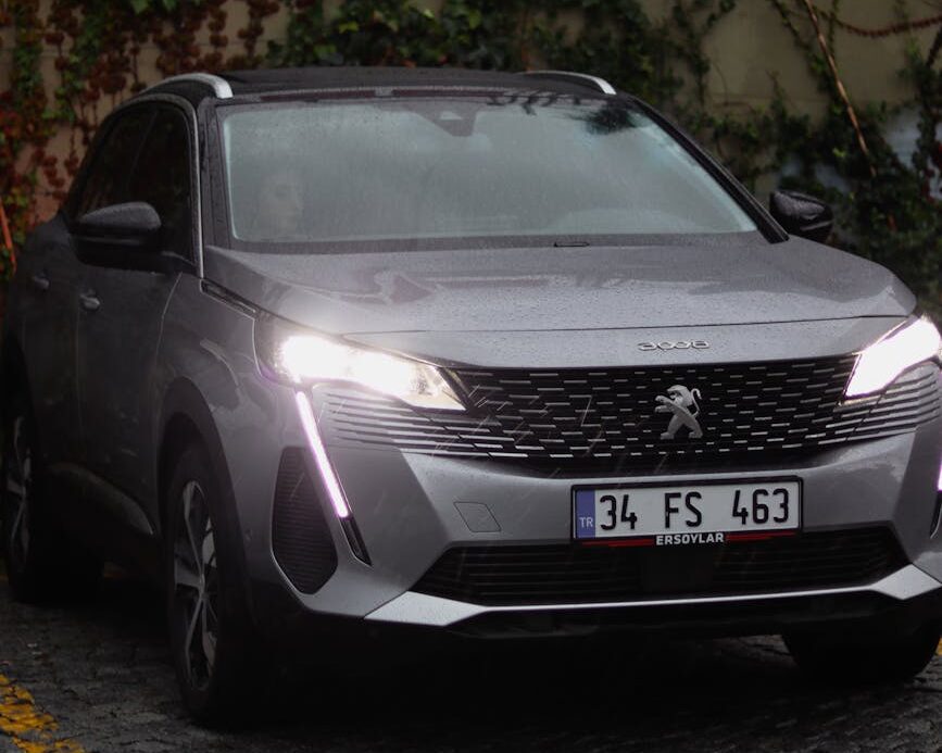 Silver Peugeot 3008 stationné dans une ruelle pavée à Istanbul, présentant une conception automobile moderne.