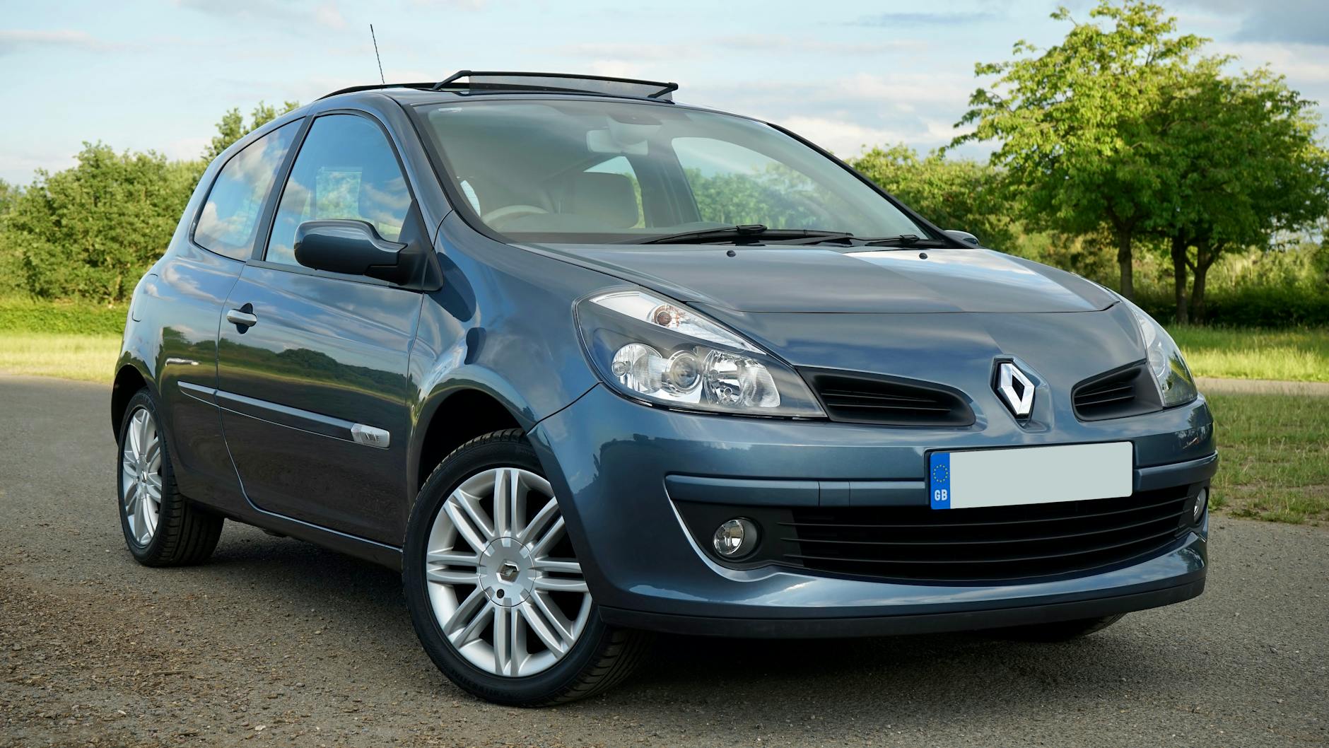 Un hayon de Renault Clio brillant garé à l'extérieur par une journée ensoleillée au Royaume-Uni.