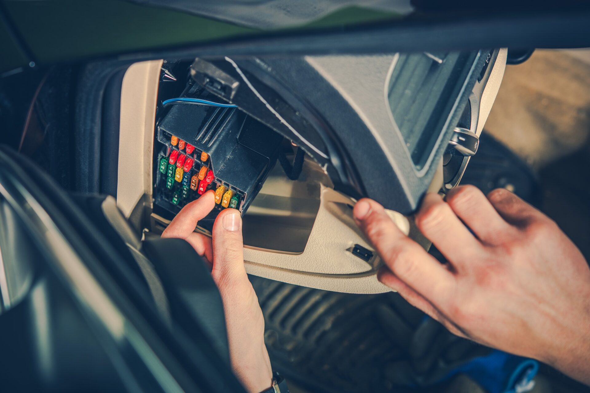 Mécanique de la voiture Vérifiez les fusibles de la voiture.