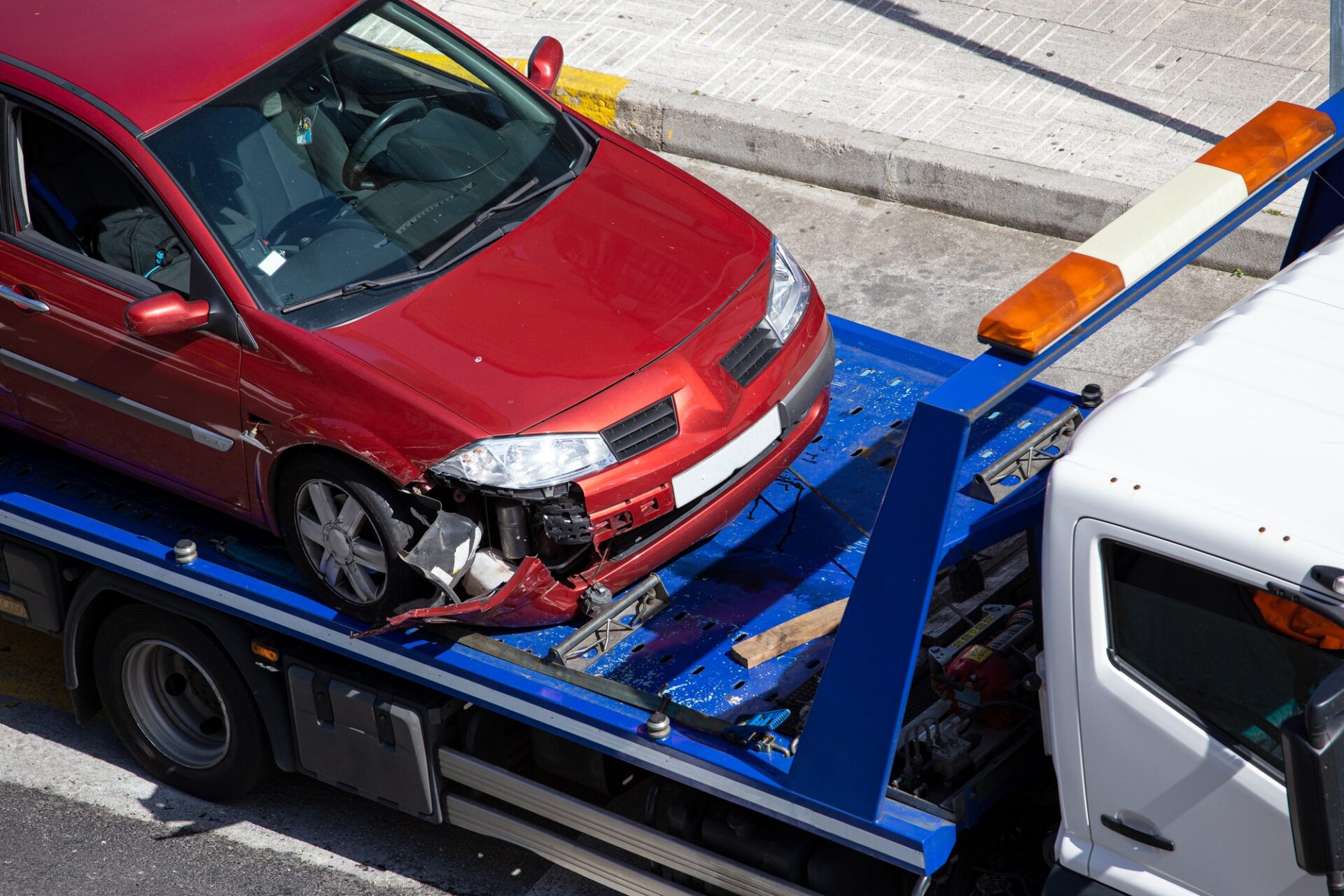 Une voiture écrasée chargée sur une dépanneuse.
