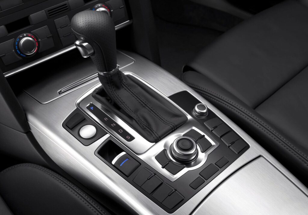 Vue détaillée d'un changement de vitesse de transmission automatique élégant dans un intérieur contemporain du véhicule