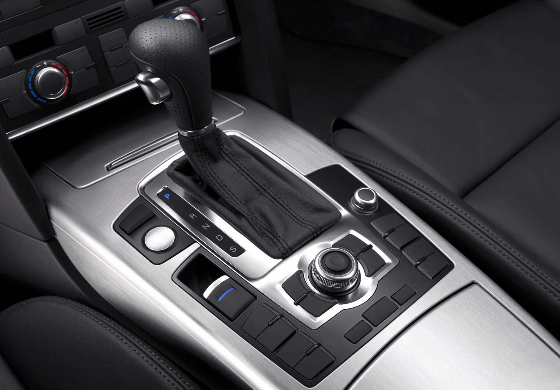 Vue détaillée d'un changement de vitesse de transmission automatique élégant dans un intérieur contemporain du véhicule