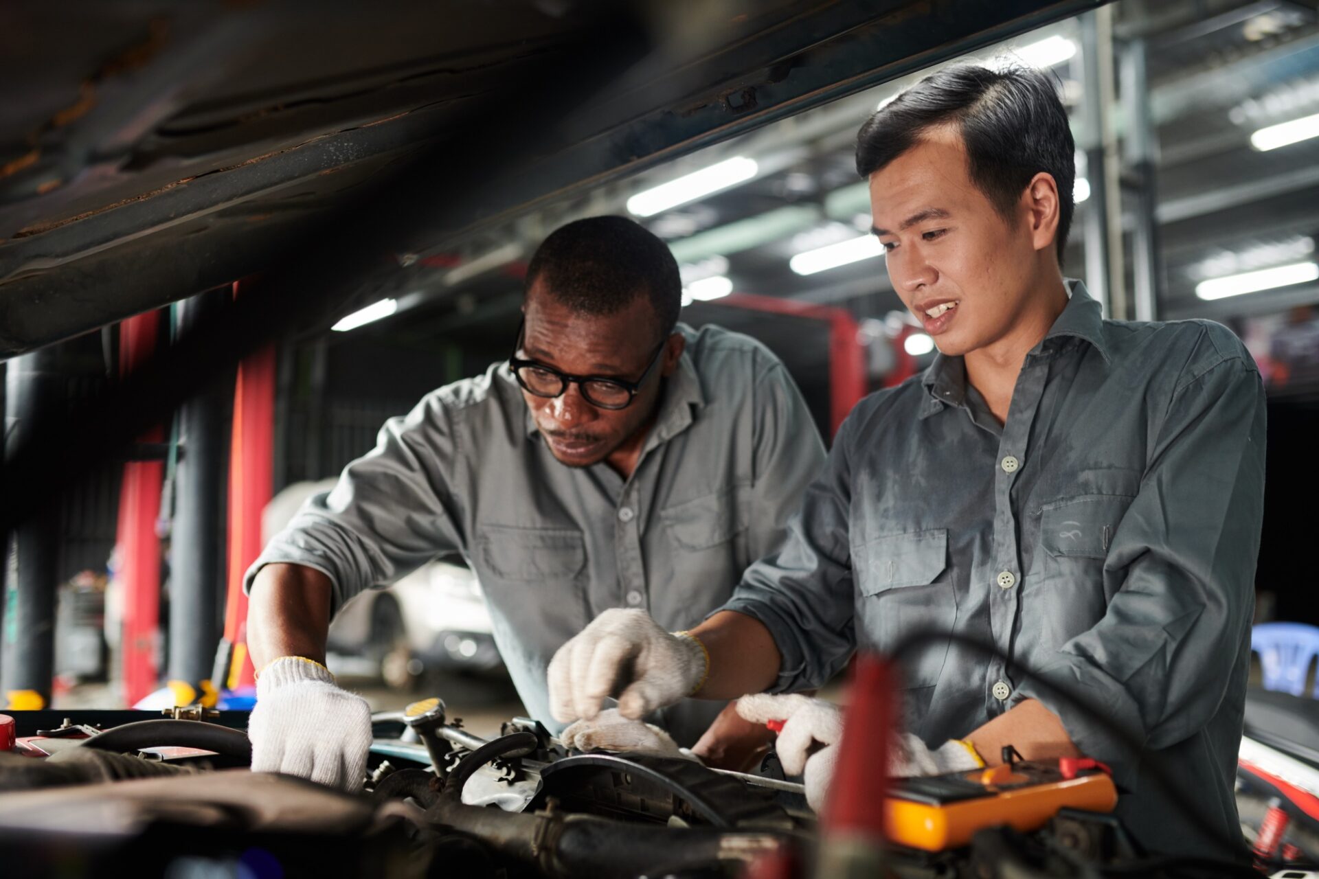 Équipe de mécanismes de voiture dans un moteur de voiture à vérification uniforme