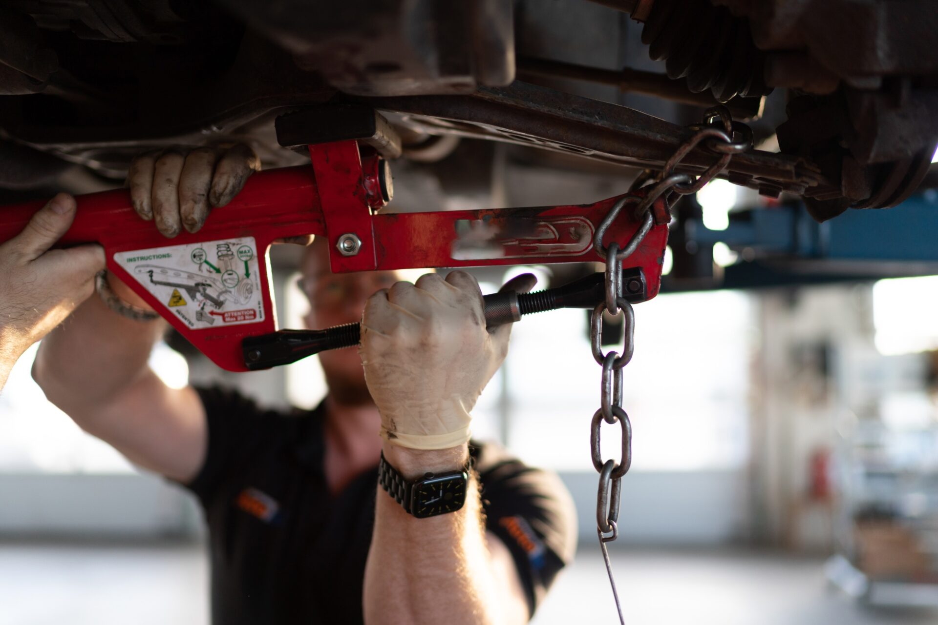 Technicien de service automobile vérifiant les souhaits de voiture et les bras de contrôle