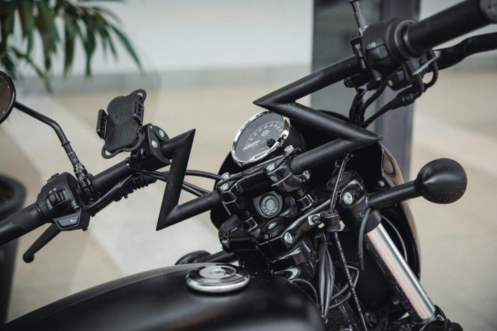 Vue détaillée du guidon et jauges d'un moto noir avec design et accessoires modernes.