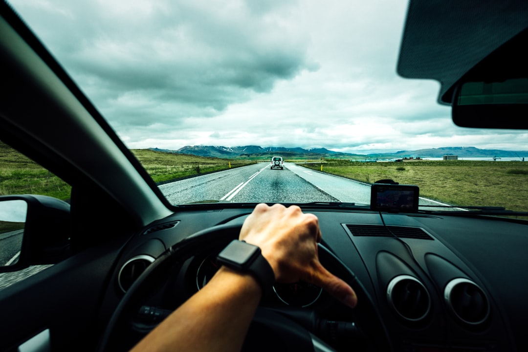 personne conduisant une voiture à proximité du véhicule sous Nimbus Clouses