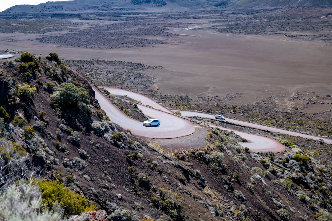 une voiture conduisant sur une route sinueuse dans les montagnes