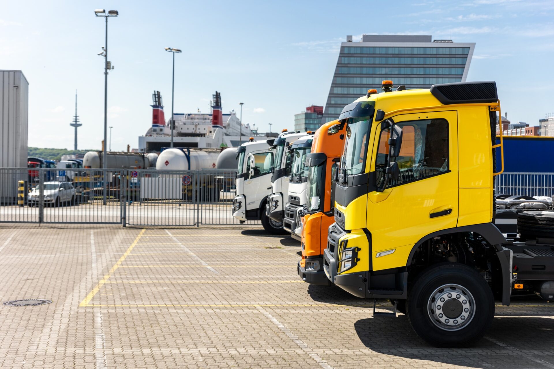 Vue latérale De nombreux nouveaux véhicules de transport de fret commercial lourd se tiennent au port pour l'exportation d'importation d'expédition en Allemagne.