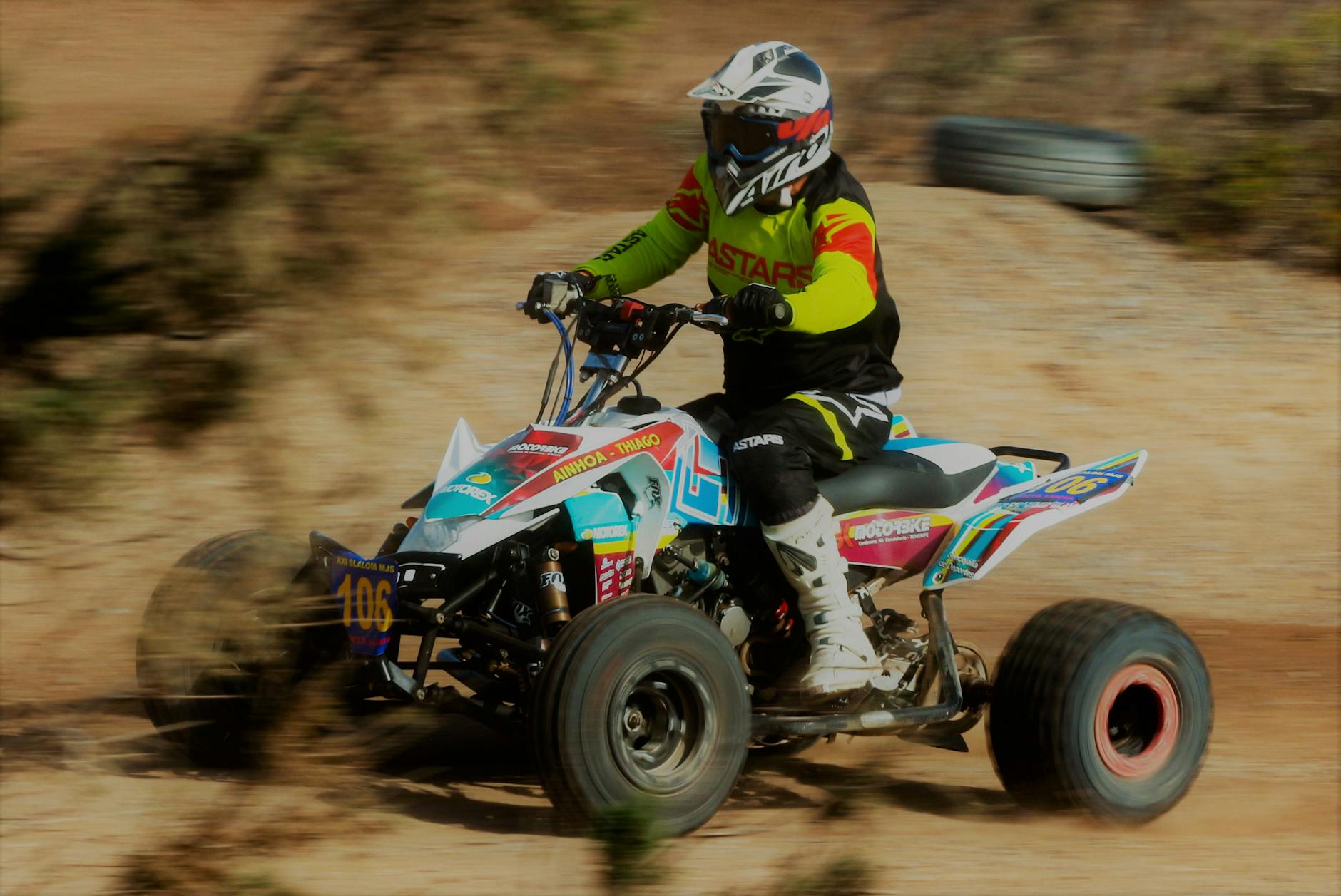 Scène pleine d'action d'une course de VTT sur une piste de terre, présentant le frisson des sports automobiles.