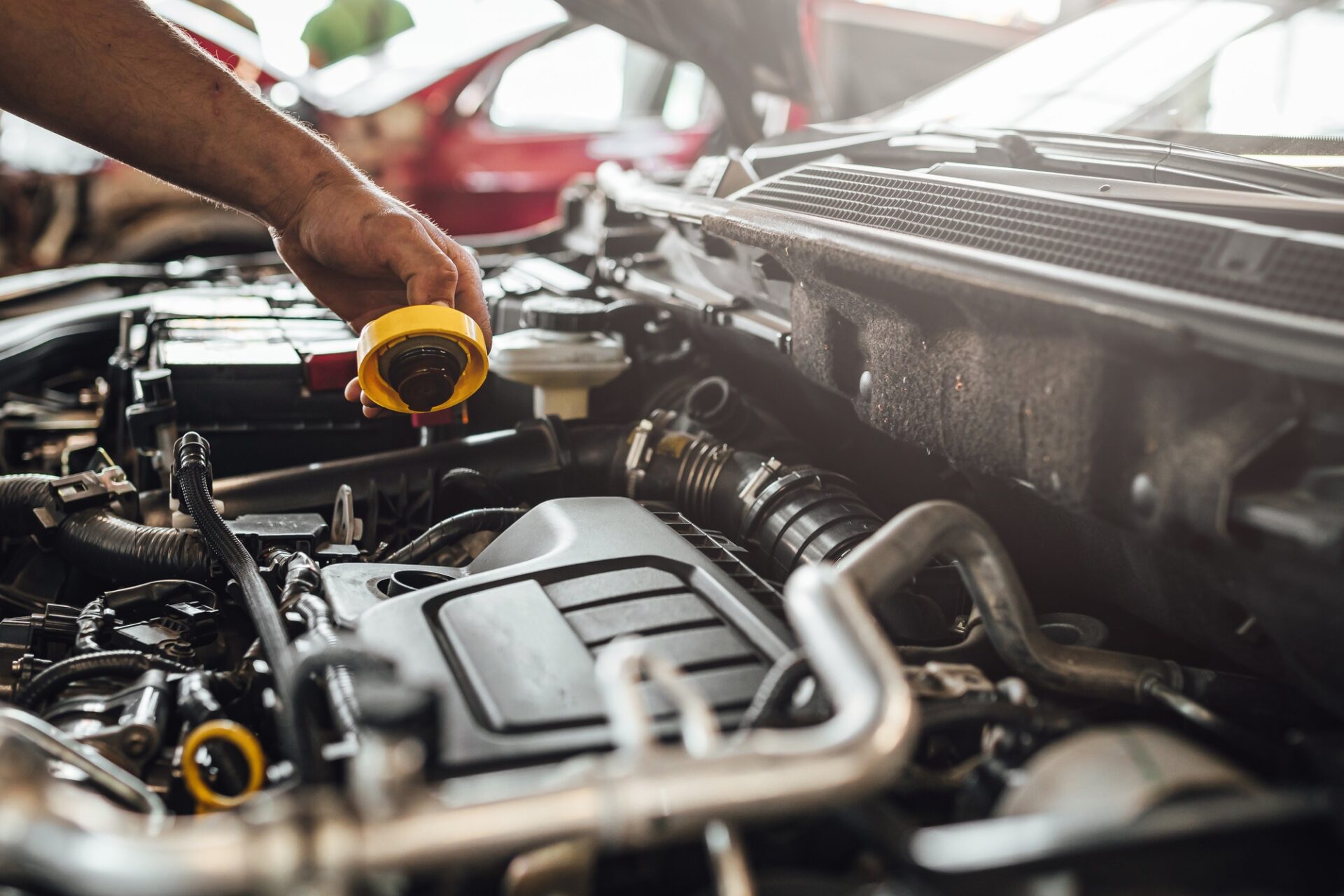 Un mécanicien automobile travaillant sur un moteur de voiture, inspection technique de voiture en service