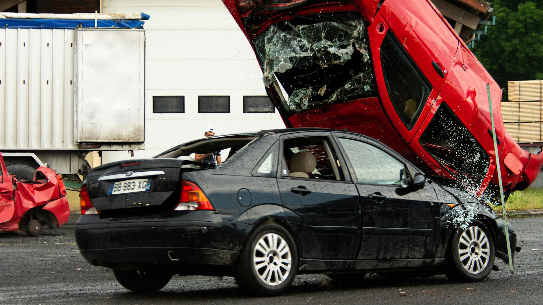 Un accident de cascade de voiture passionnant avec une voiture rouge s'est renversé sur un véhicule noir dans un cadre extérieur.
