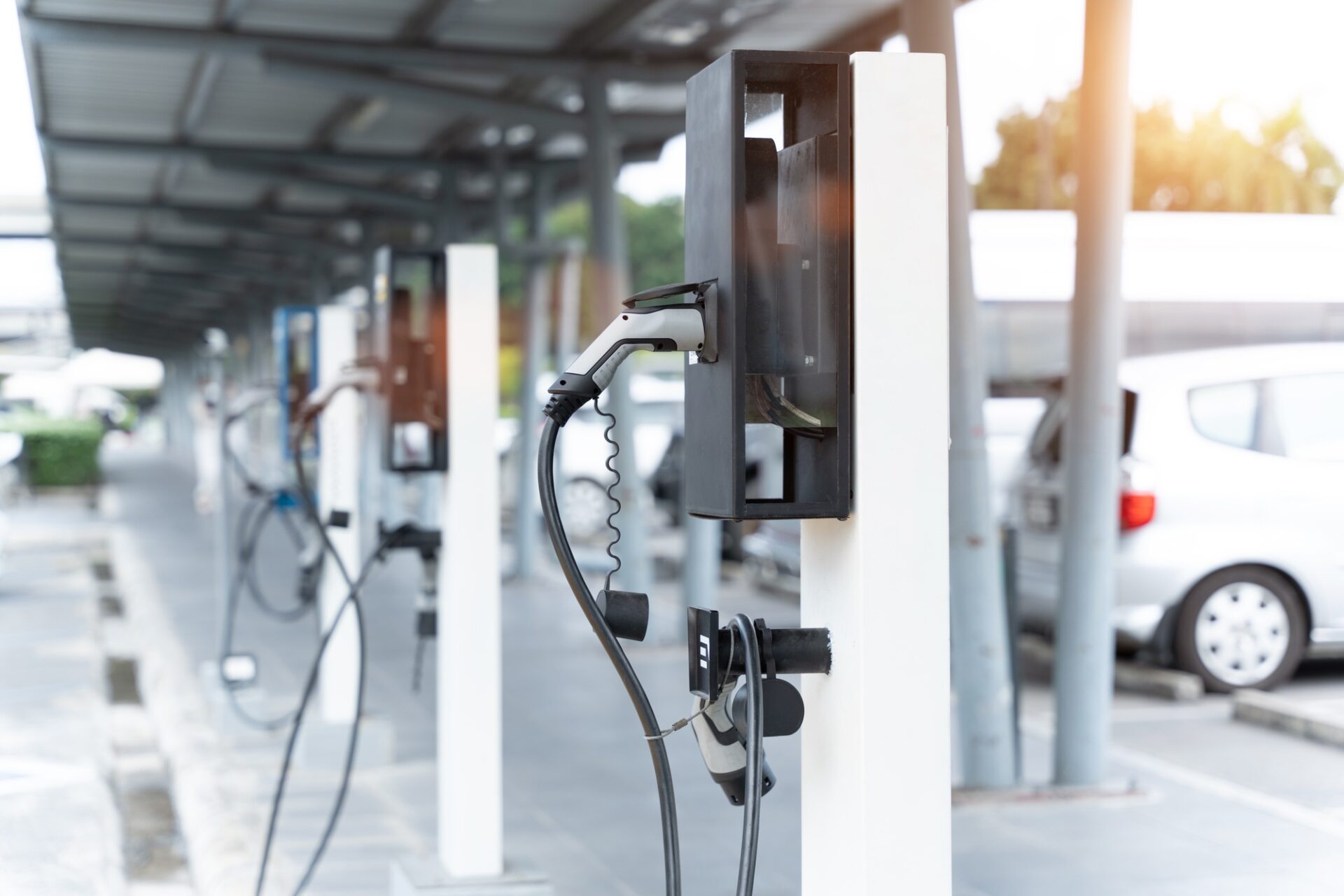 Station de chargement de voiture électrique sur la voiture électrique.