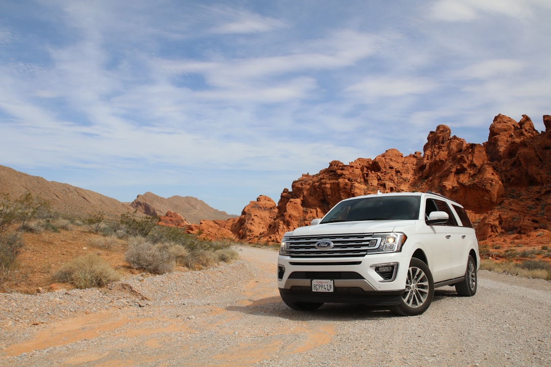 SUV Ford Explorer blanc garé
