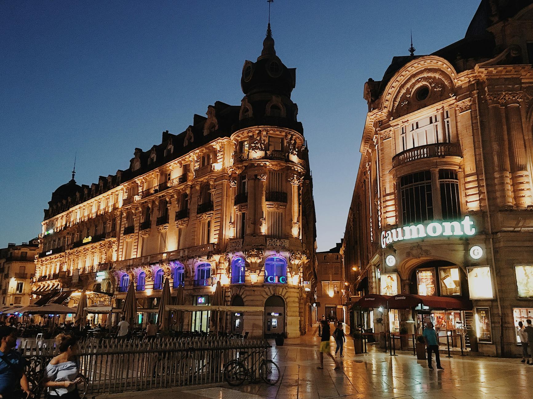 Vue imprenable sur les bâtiments illuminés du paysage urbain de Montpellier au crépuscule.