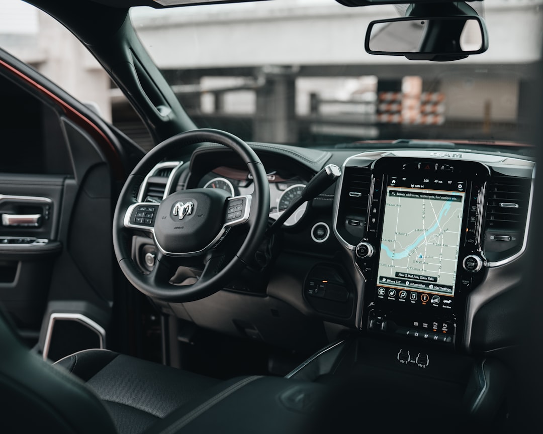 GPS de voiture noire allumé dans la voiture