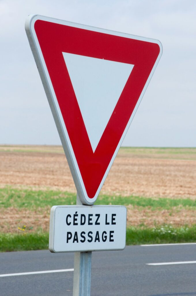 Qui doit fournir le gilet et le triangle de sécurité ?