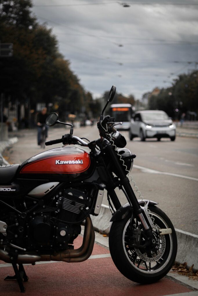 Pourquoi choisir une moto à deux roues avant pour la ville