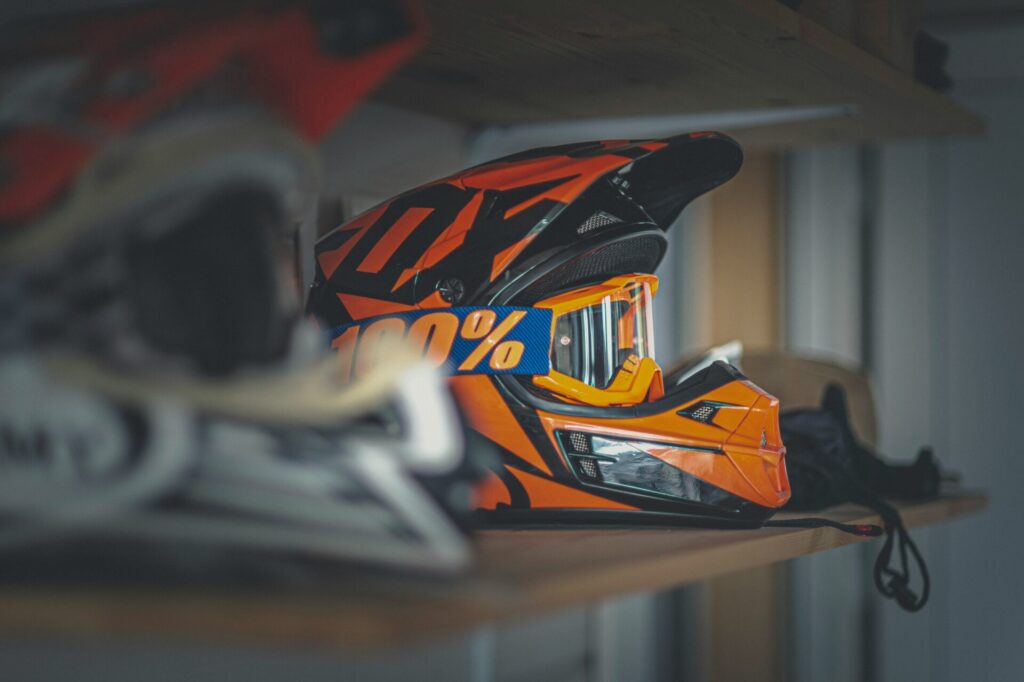 Pourquoi les motards tapent-ils leur casque