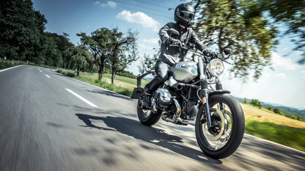 Roadster et cruiser : choisir entre performance et confort
