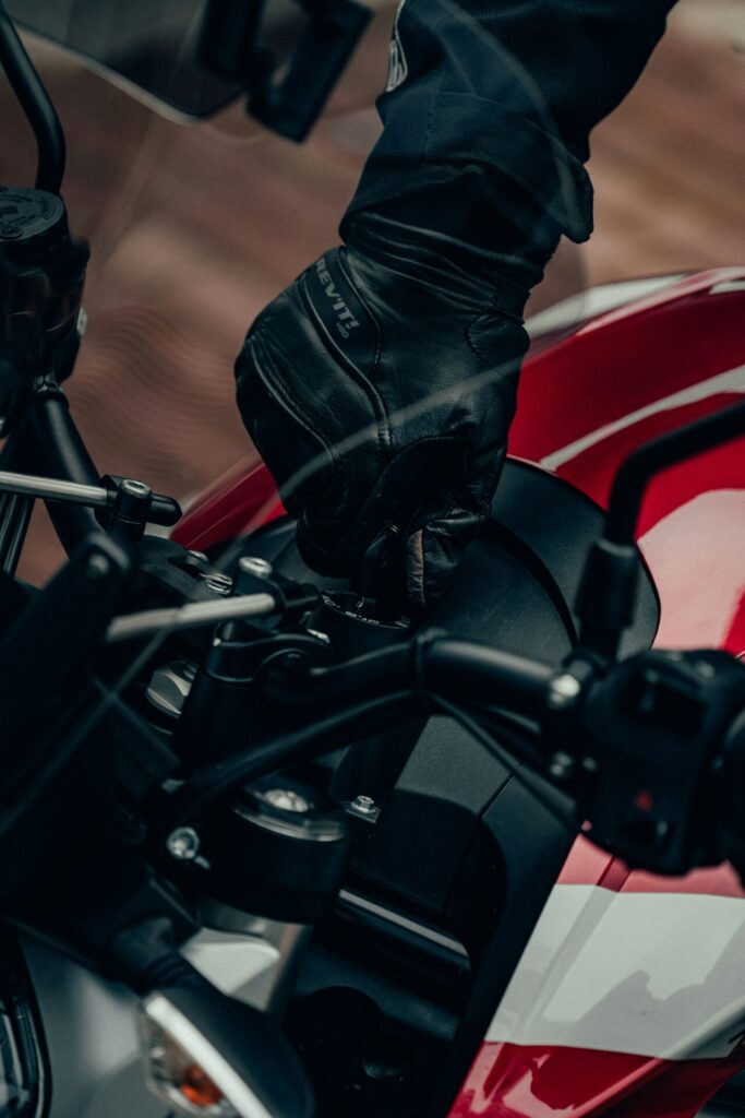 La règle 5 et le port des gants homologués à moto