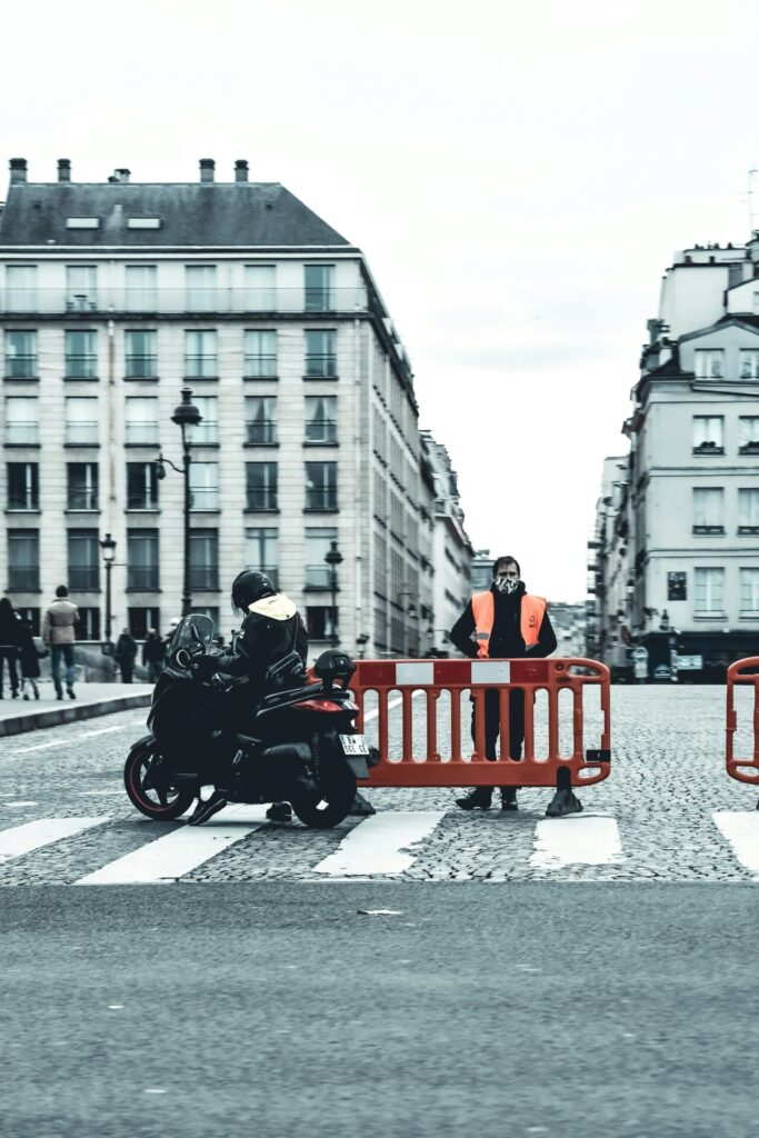 Où garer sa moto : guide des options, règles et sécurité